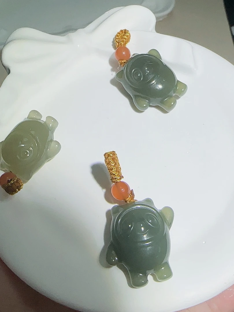 JZ006天然和田玉晴水精品小挂件吊坠多样性发其一