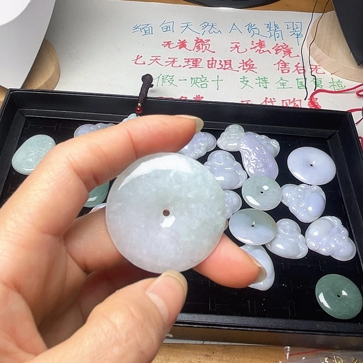 翡翠未镶嵌颈饰平扣