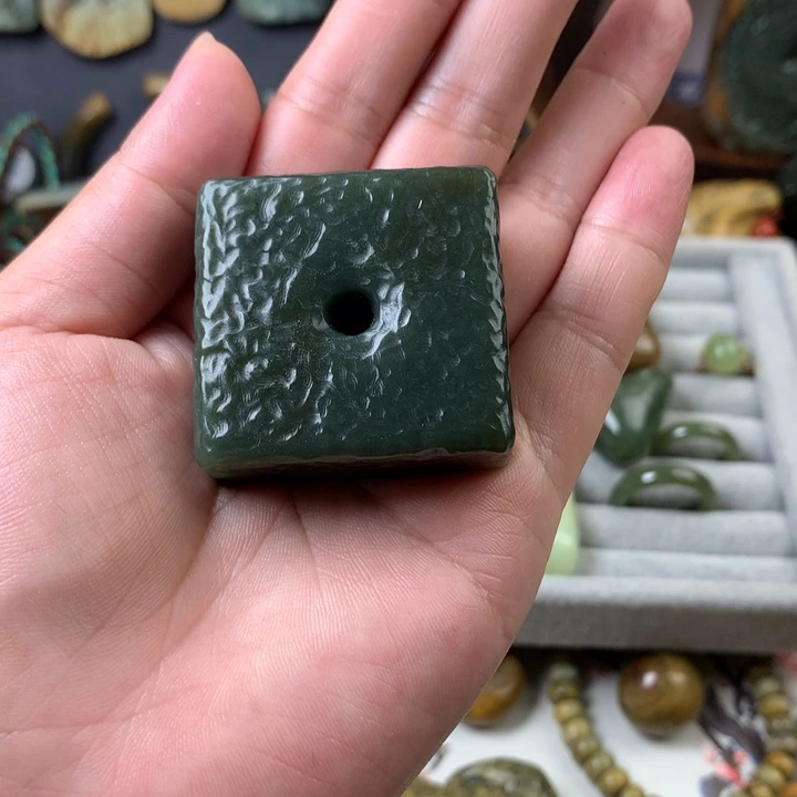 透闪石质玉未镶嵌颈饰?****?