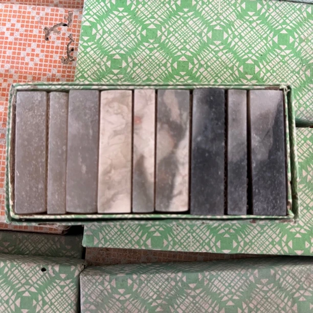 合071:伊犁印章石三颗章1×1×4，0.7×1×4一盒9方（不挑款微瑕）