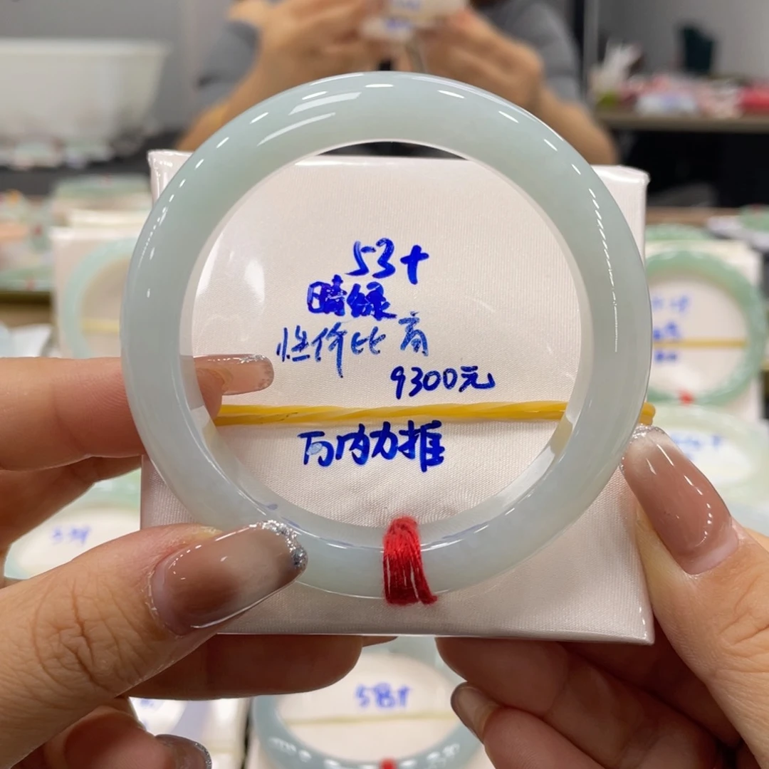 翡翠手镯未镶嵌翡翠
