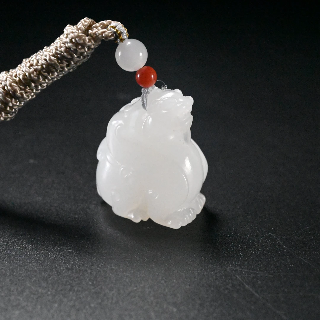 Lot8805 2509290025和田玉瑞兽挂件/保利