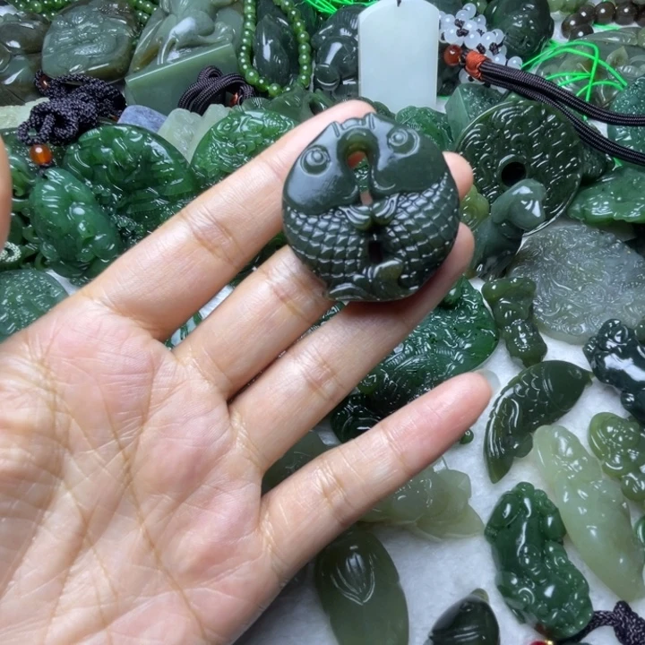 朵***姐和田玉未镶嵌颈饰