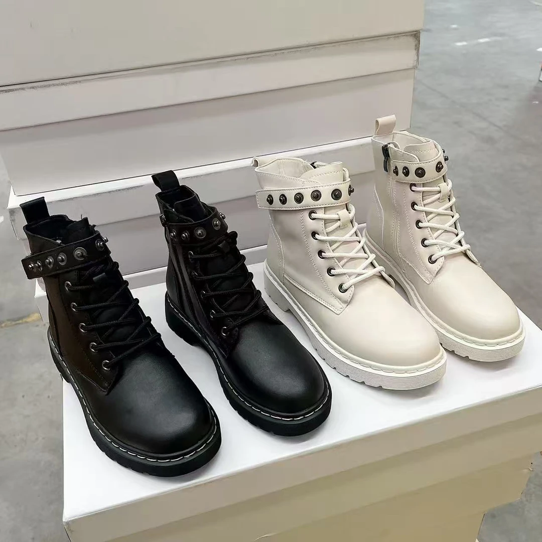 18077  新款时尚平底系带时装马丁靴