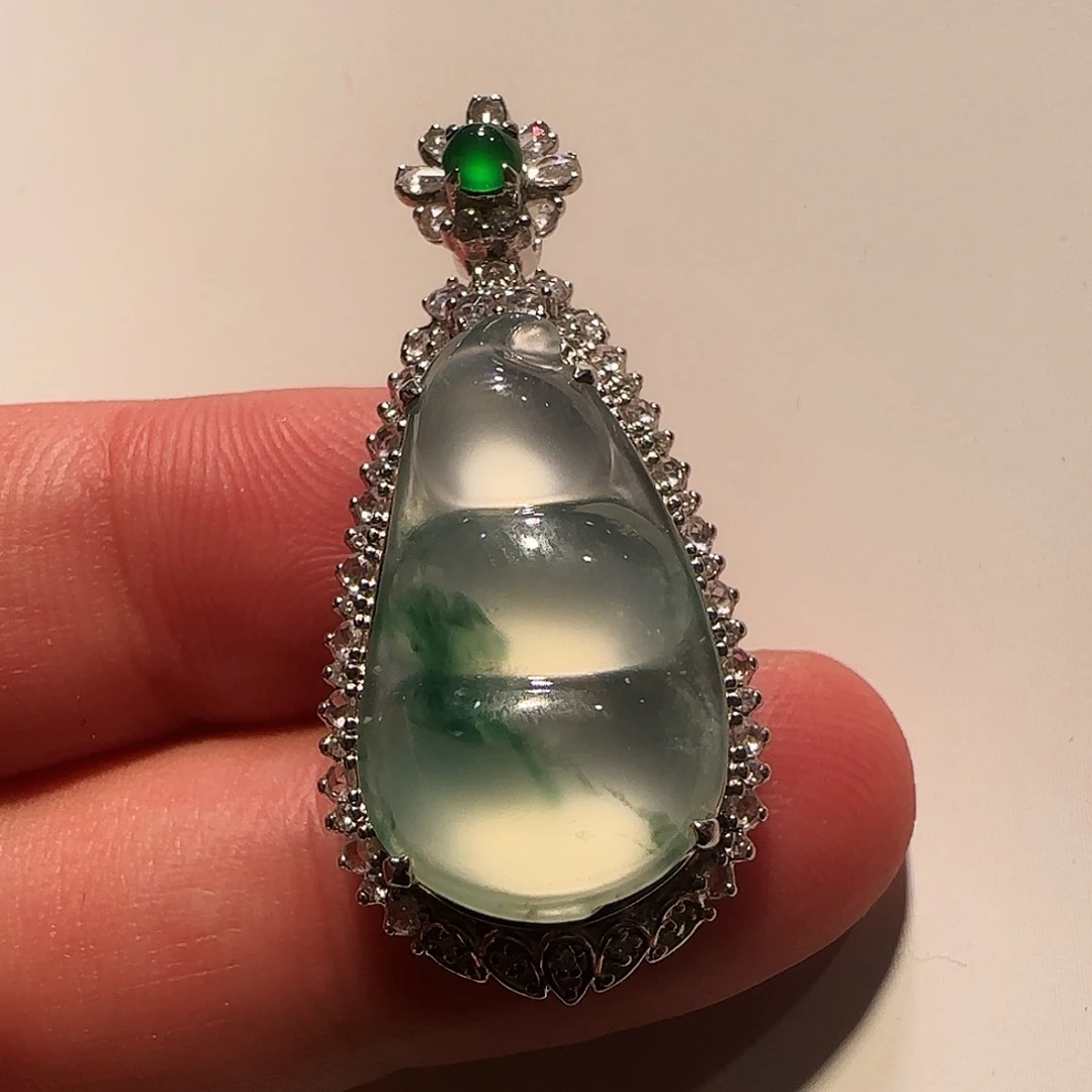 翡翠18K金镶嵌颈饰吊坠