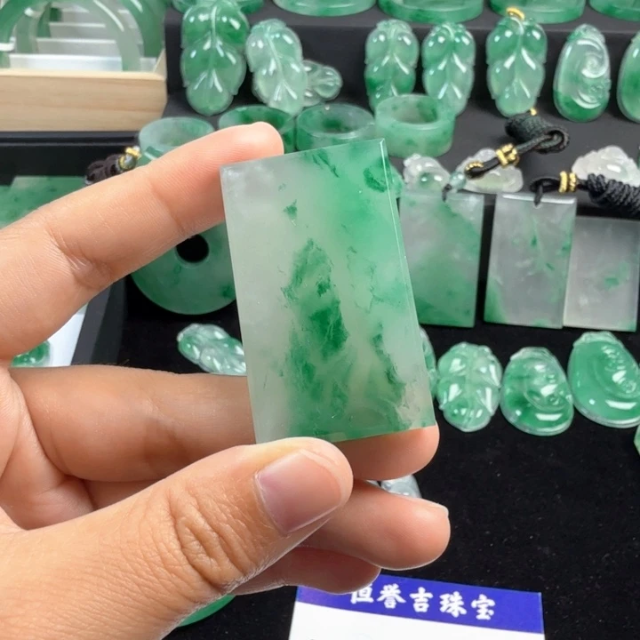 石英质玉未镶嵌颈饰