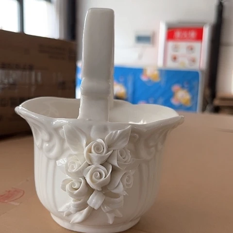 白瓷高度14捏花提篮