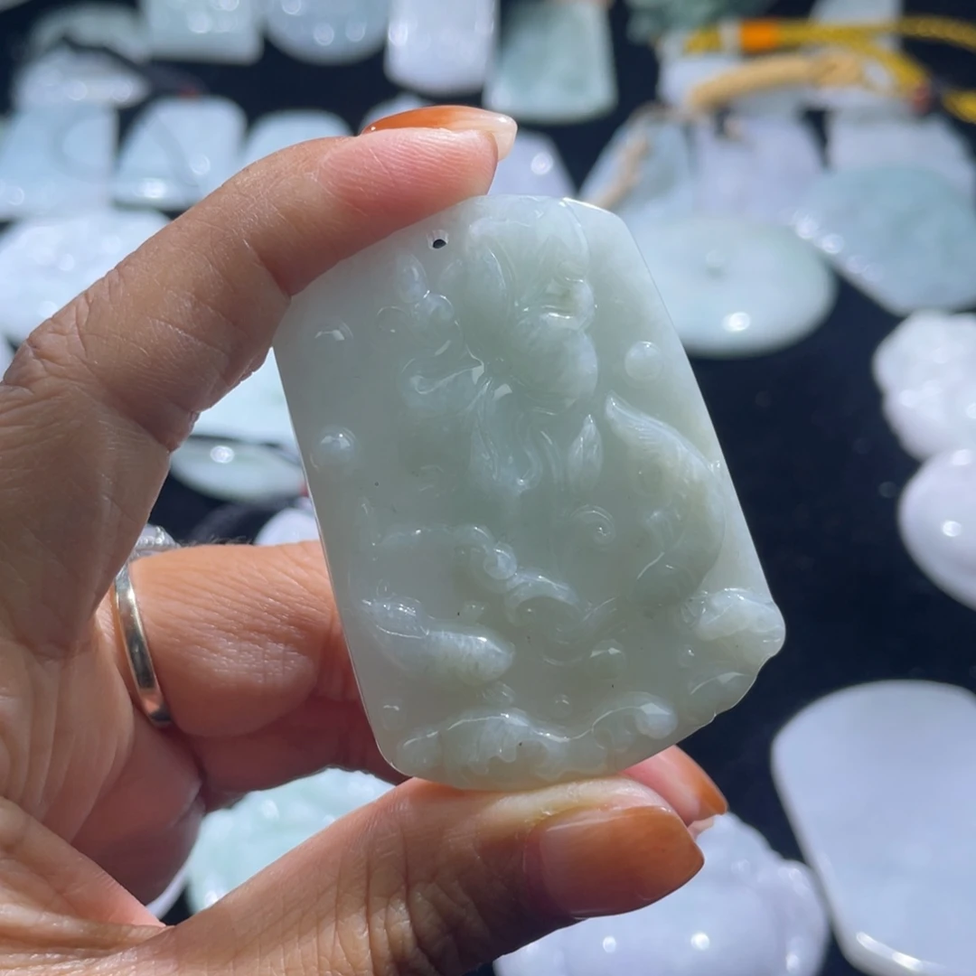 翡翠未镶嵌颈饰荷叶鱼