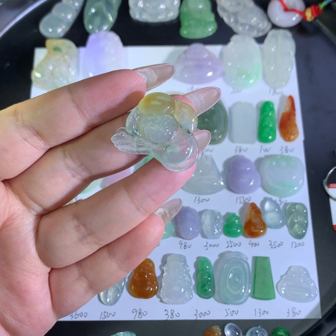 翡翠裸石未镶嵌佛手莲心