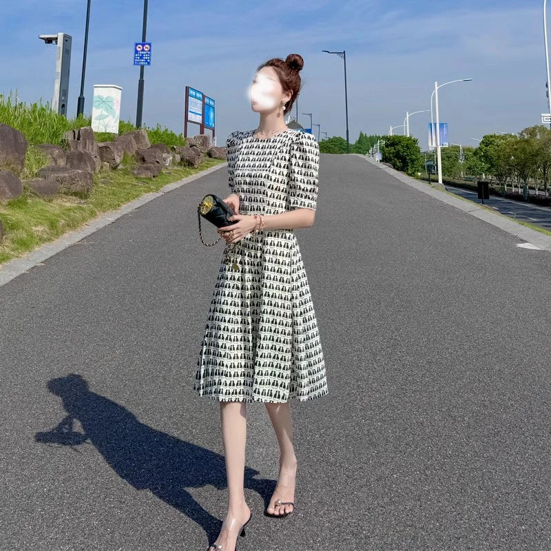 小个子高级感黑白连衣裙女夏季2025新款气质收腰显瘦遮肚a字裙子