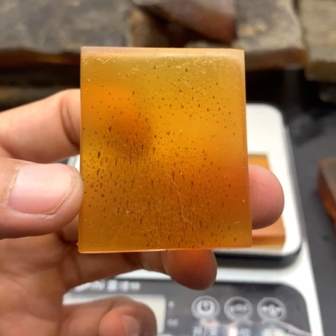只买单纯的吊坠，没带链子，属的性质。皮质