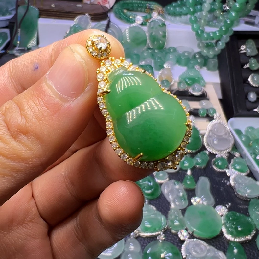 ****琴石英质玉（非洲翠）未镶嵌颈饰