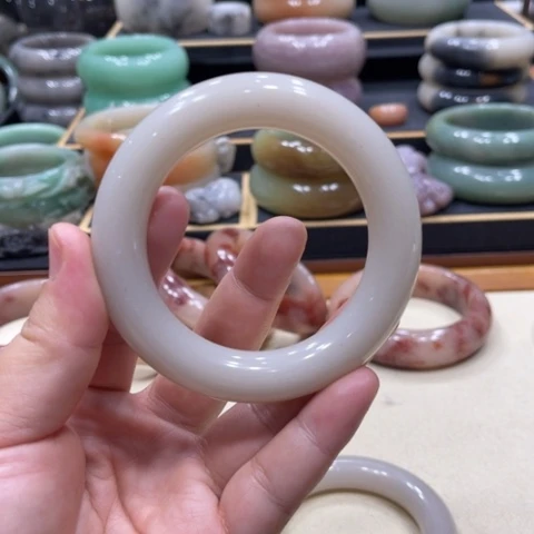 未镶嵌手镯石英质玉