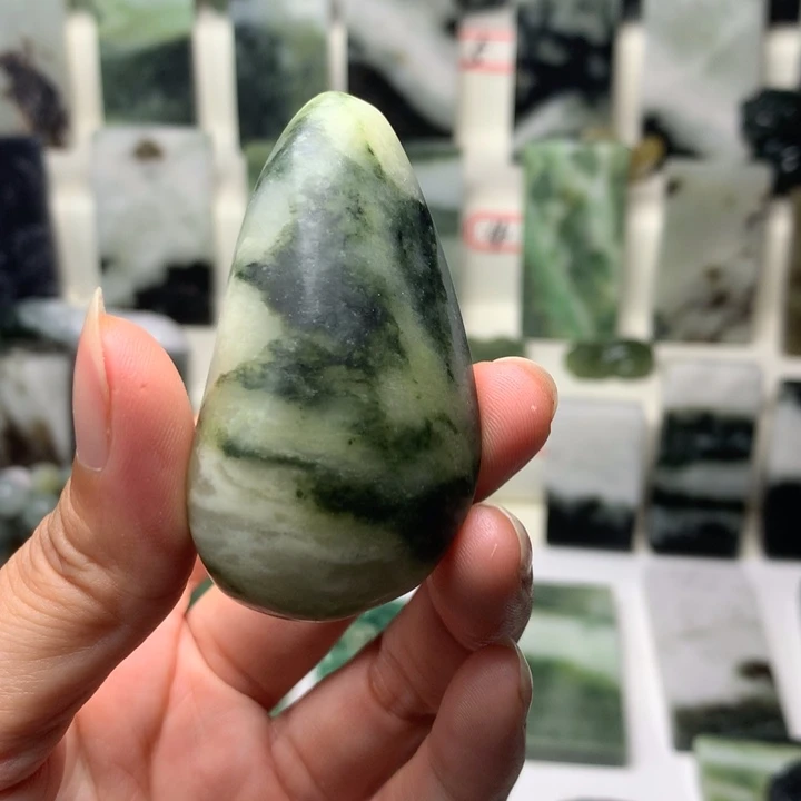 独山玉未镶嵌颈饰原石