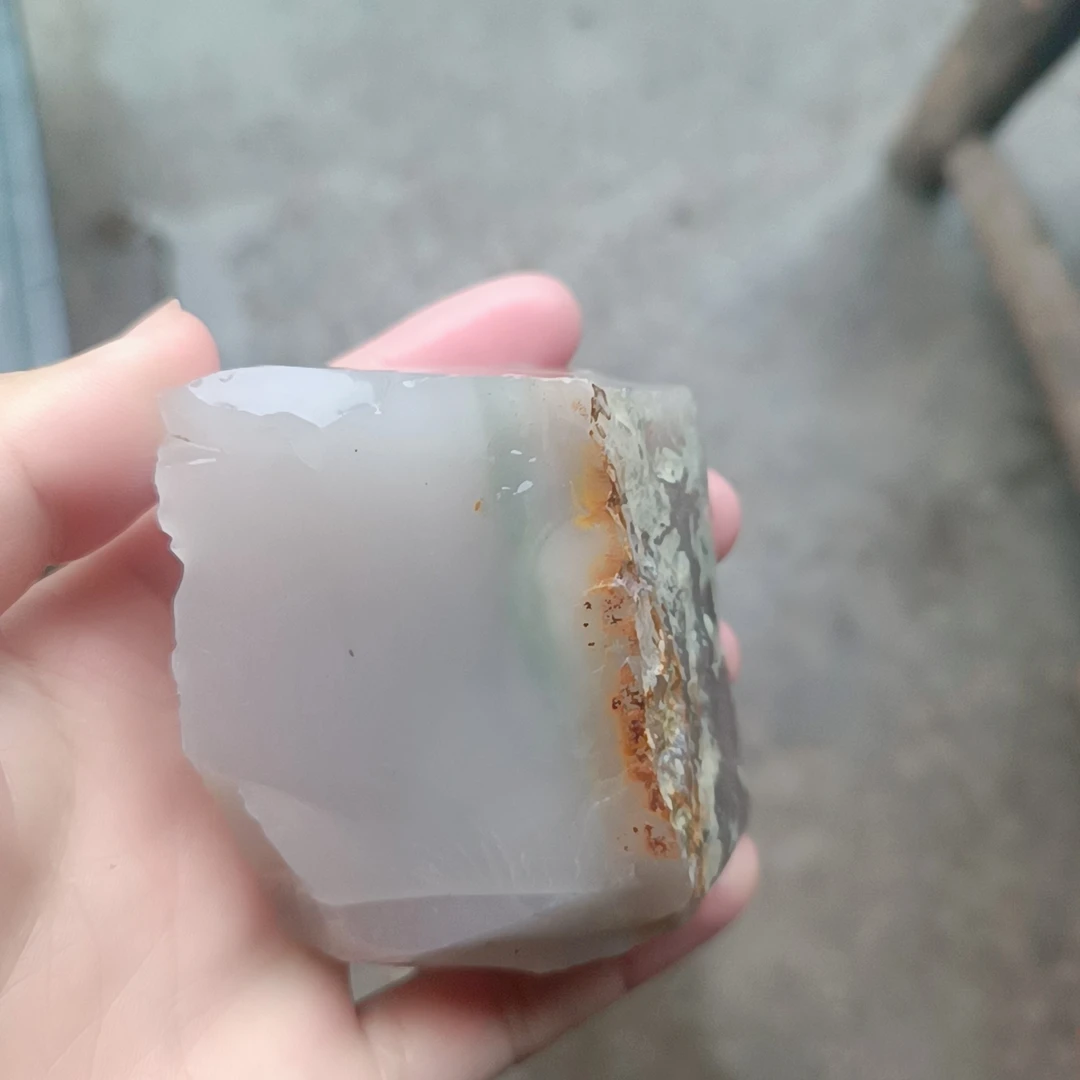 秦紫玉原石雕刻料288g，如图所示，可出货