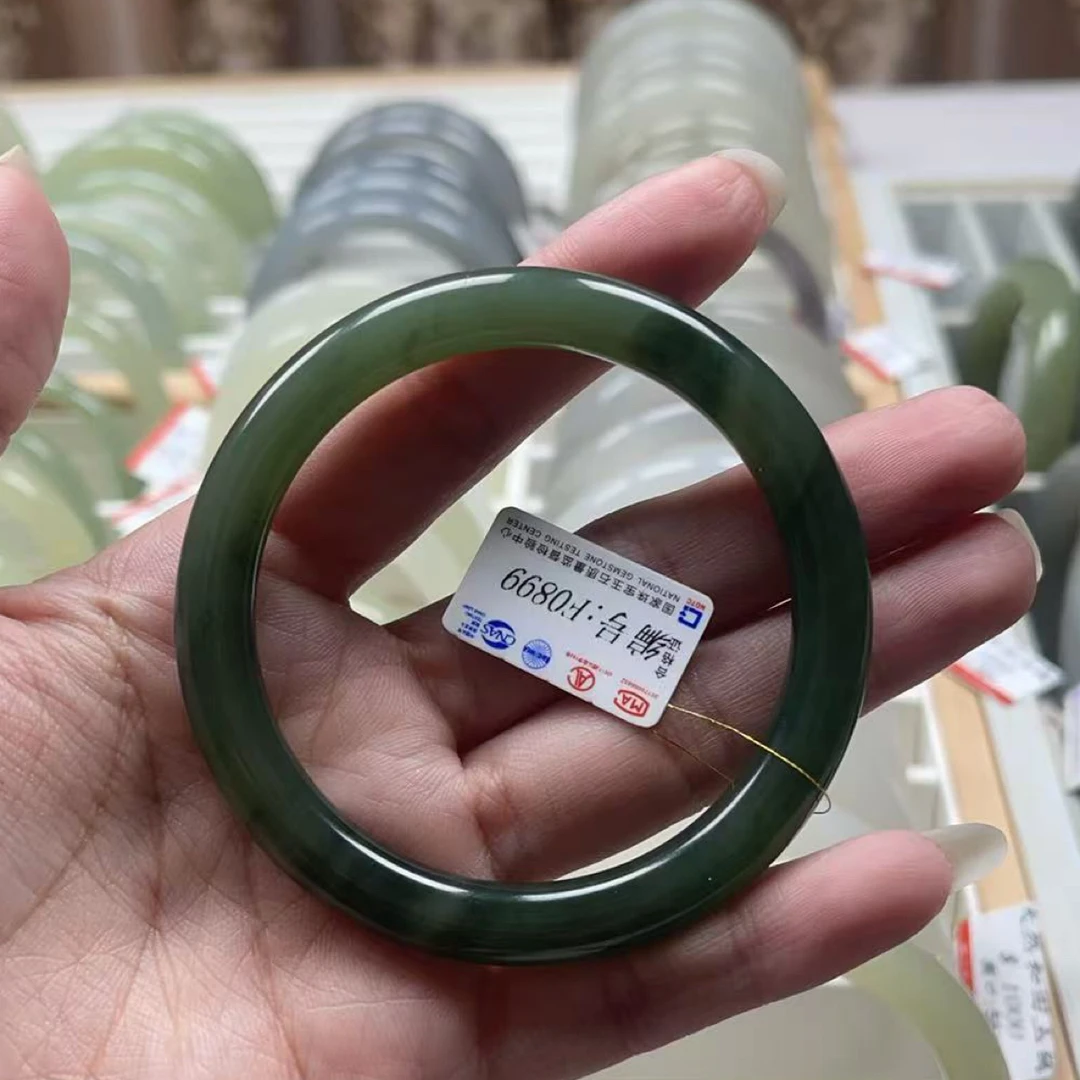 天然湖水绿和田玉手镯