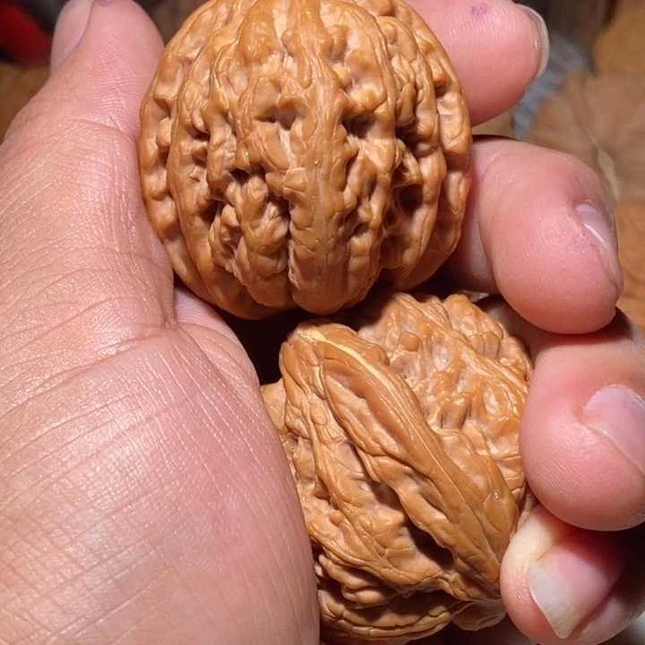 故***。 文玩核桃红锦鲤核桃