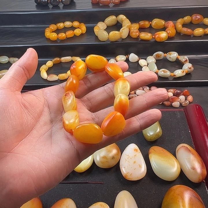 中***白颈饰未镶嵌和田玉