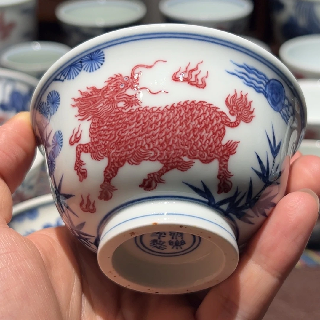 极品青花釉里红麒麟望月松竹梅压手杯口径约9.5厘米