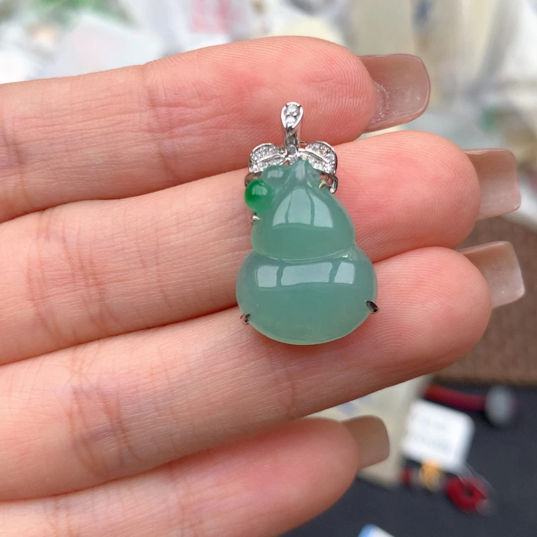 18K金镶嵌挂件翡翠