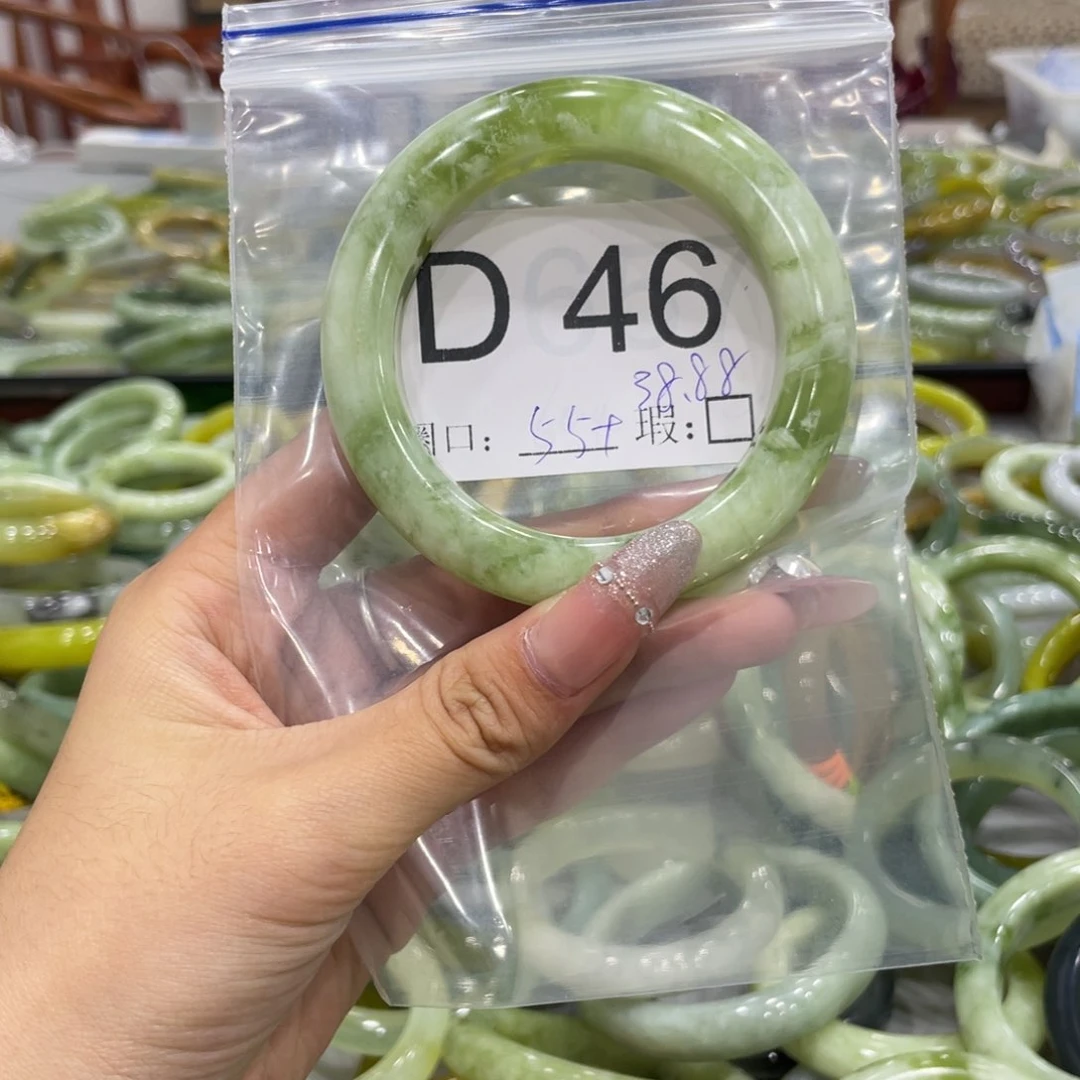 未镶嵌蛇纹石玉颈饰孟*