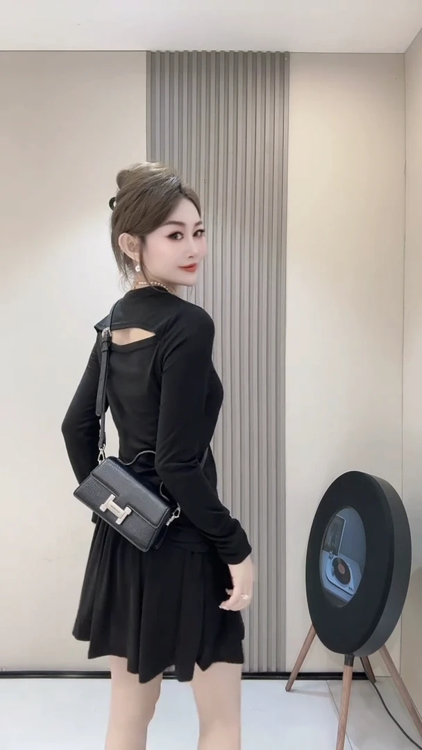 时尚镂空后背长袖上衣搭配短裙套装显瘦