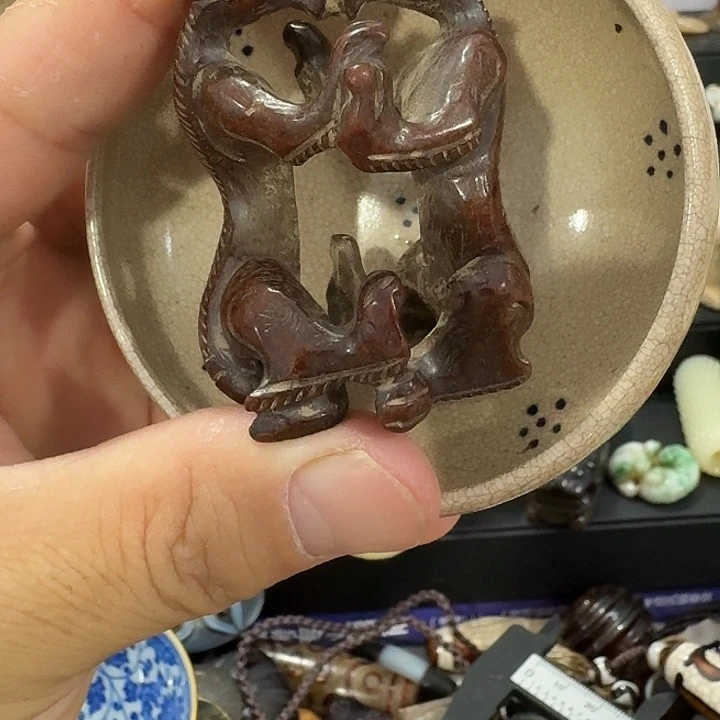 瓷片瓷自顾自的一个