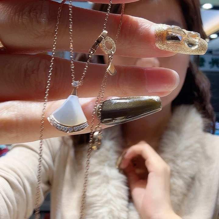 18K金镶嵌项链钻石小裙子