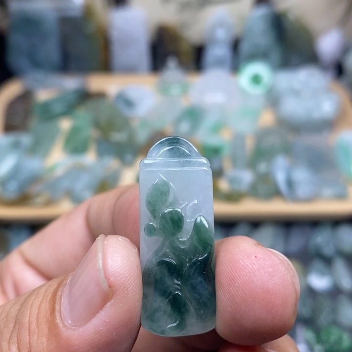 翡翠未镶嵌颈饰连年有余
