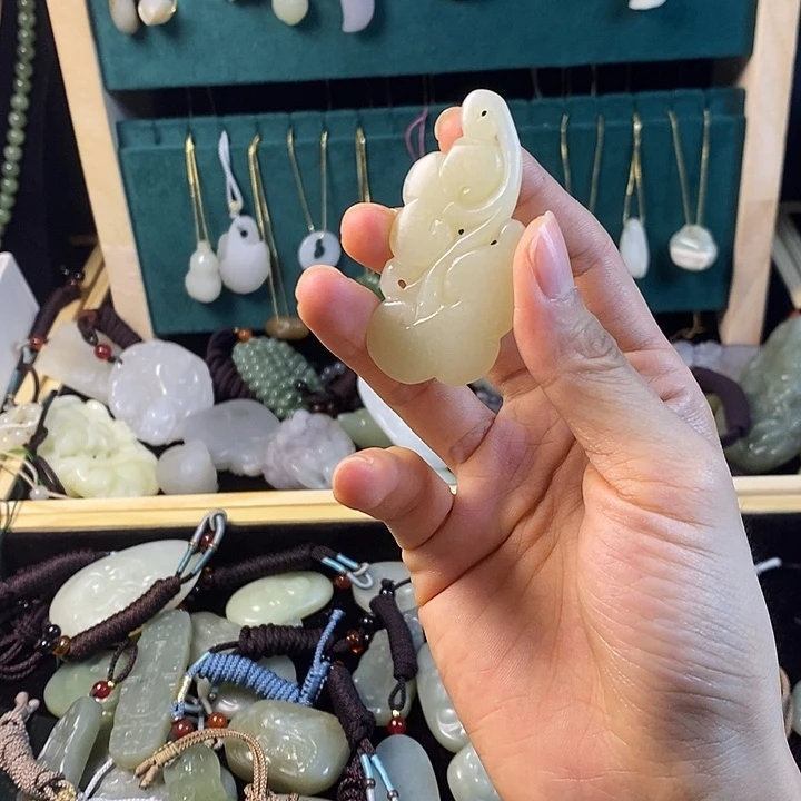 和田玉未镶嵌吊坠(赠链)