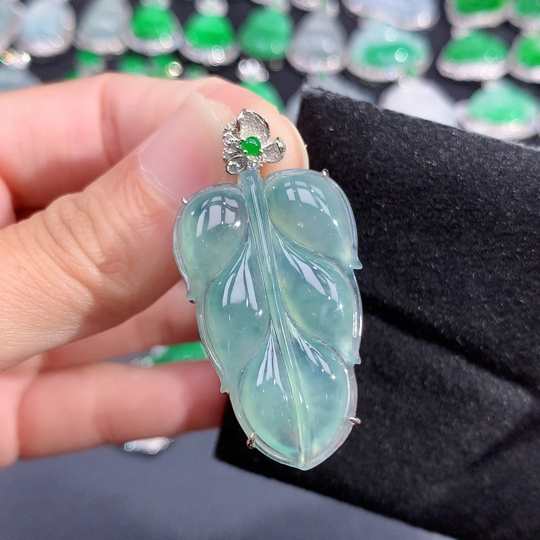 颈饰18K金镶嵌翡翠