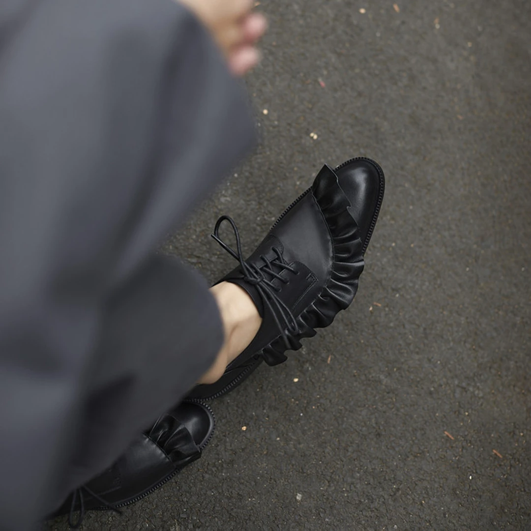 小众设计师荷叶边系带小皮鞋女2025秋冬新款黑色真皮粗跟深口单鞋