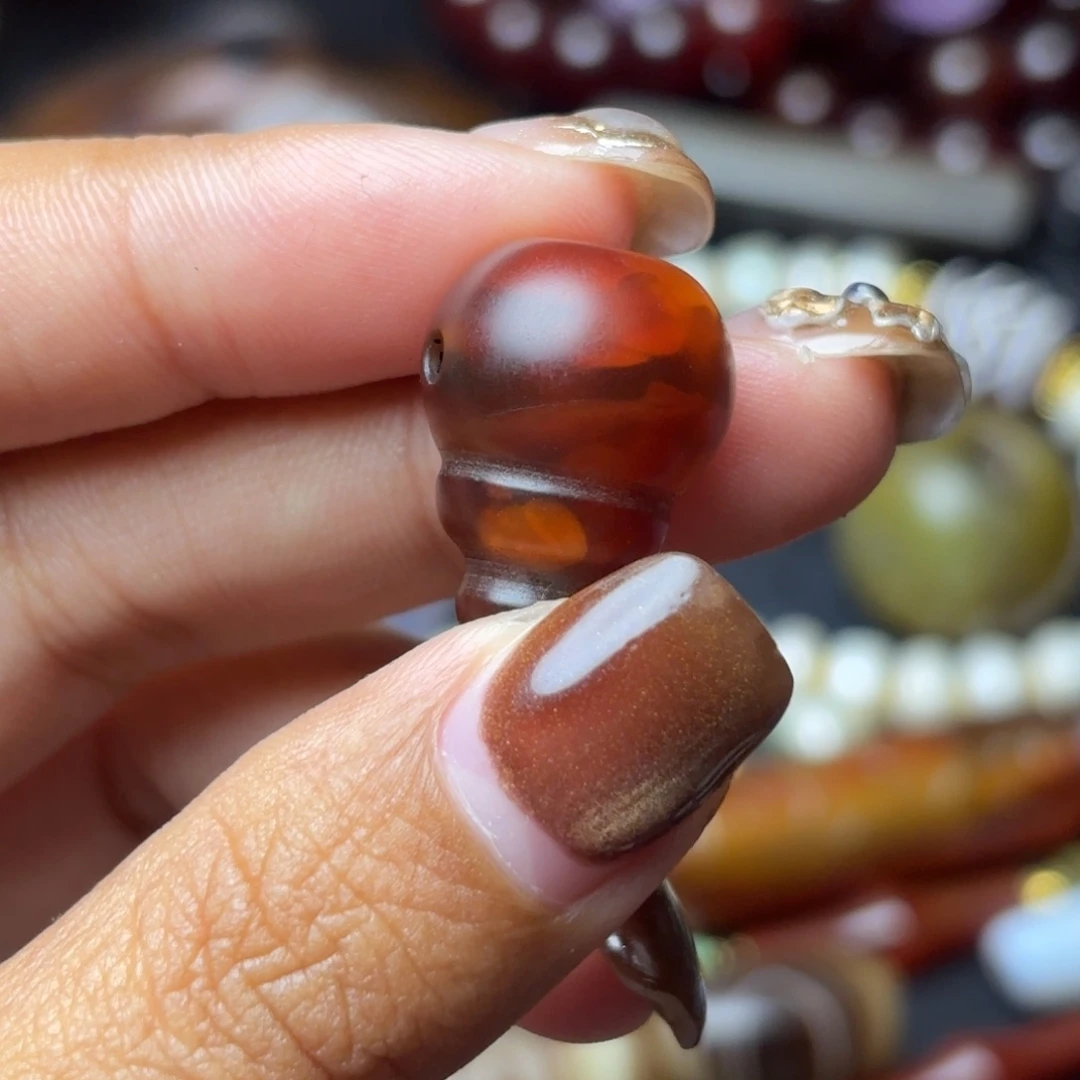 苏***庆玛瑙/玉髓未镶嵌颈饰