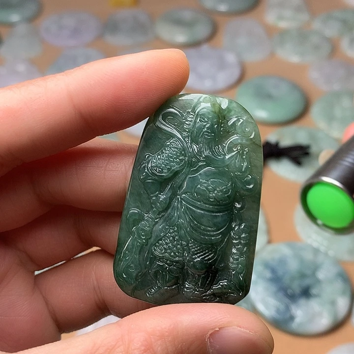 翡翠未镶嵌颈饰关公