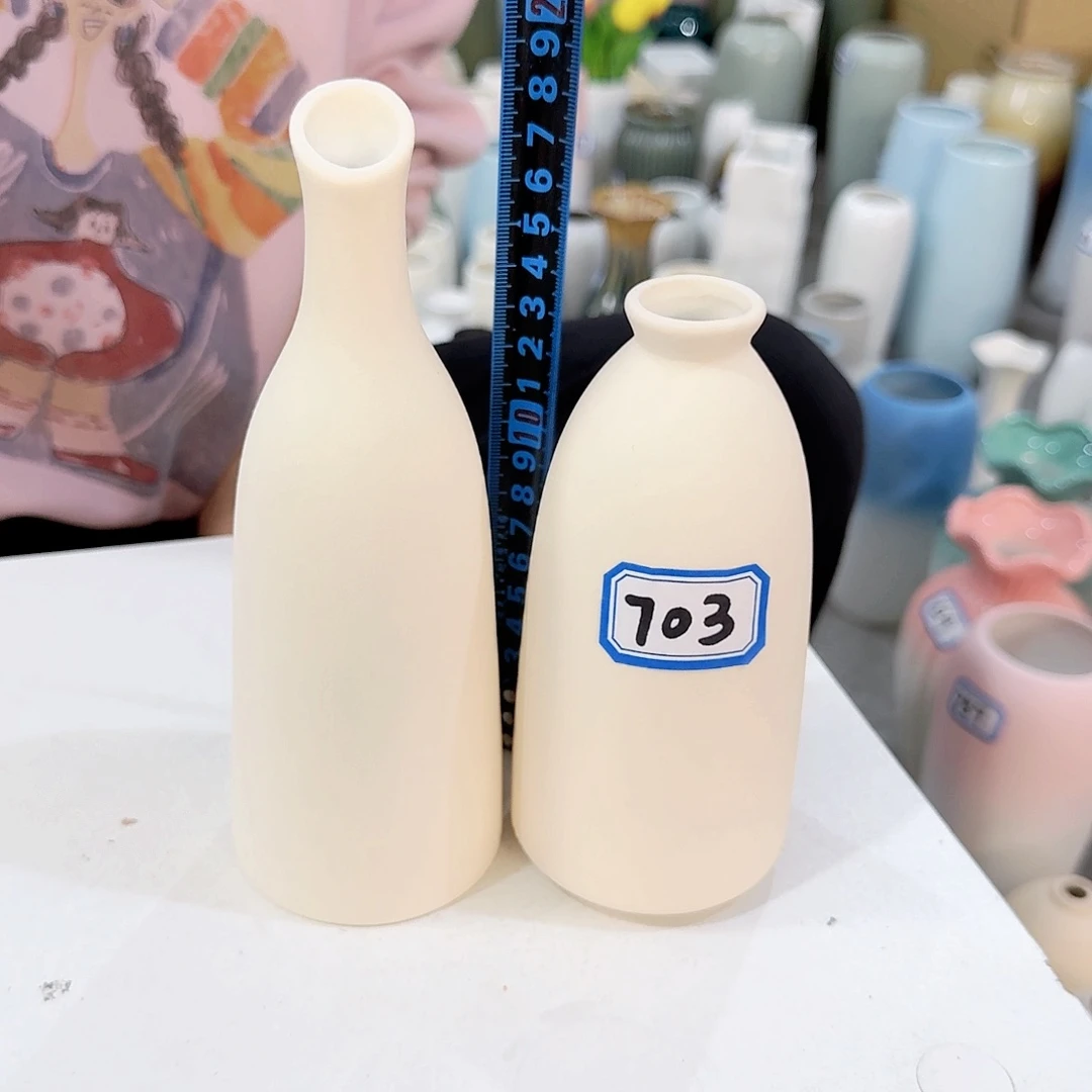 703号一对小花瓶高15厘米微瑕