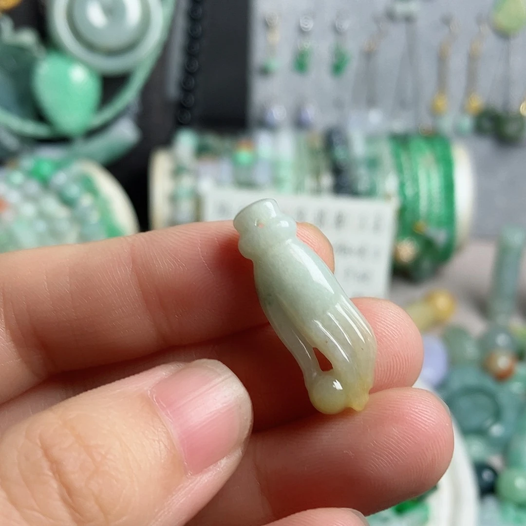 翡翠颈饰未镶嵌掌上明珠