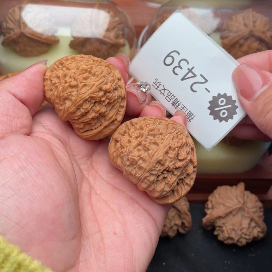 冬***把件文玩核桃44毕业三角白