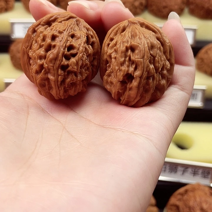 文玩核桃吊坠白狮子半壁39尺