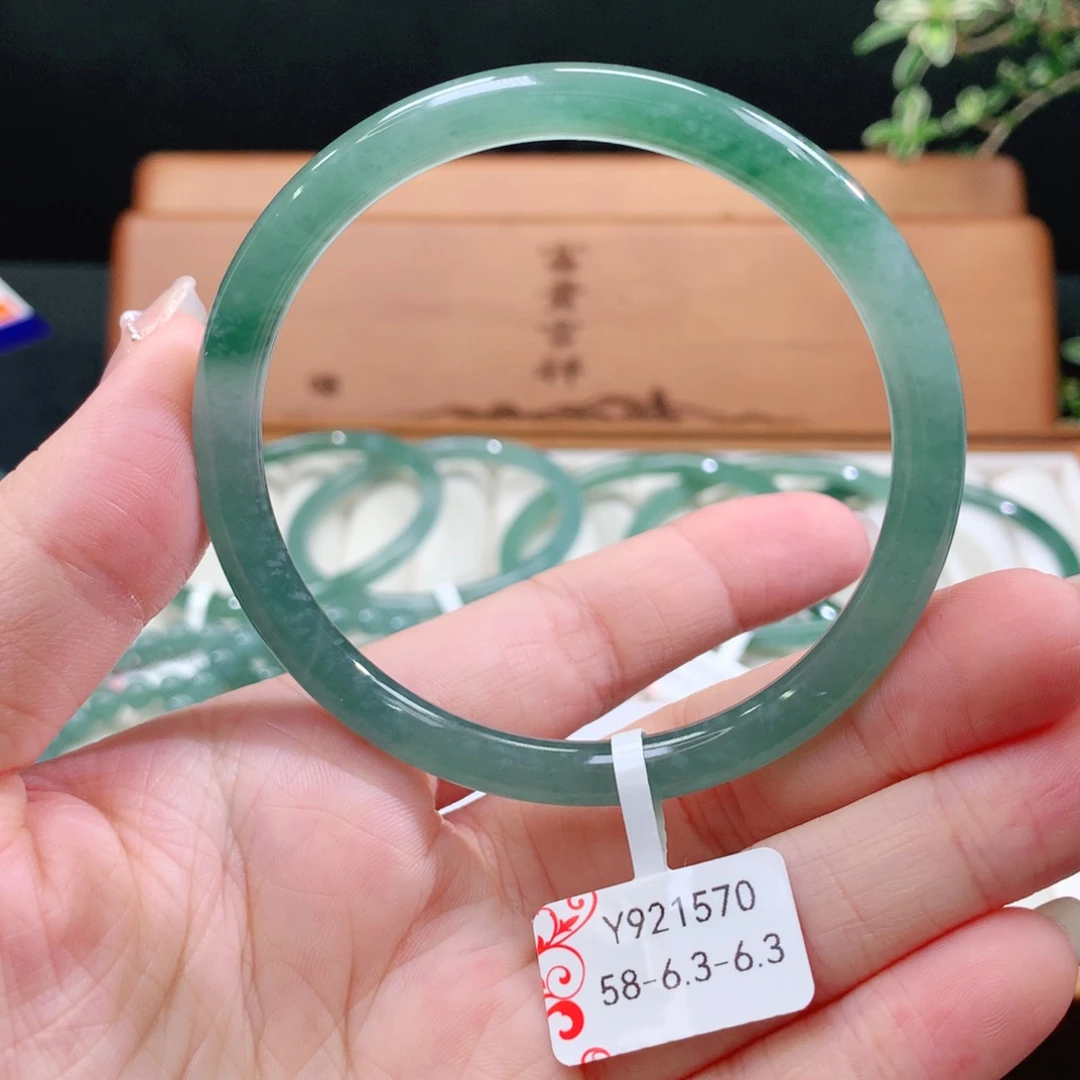 翡翠手镯未镶嵌天然