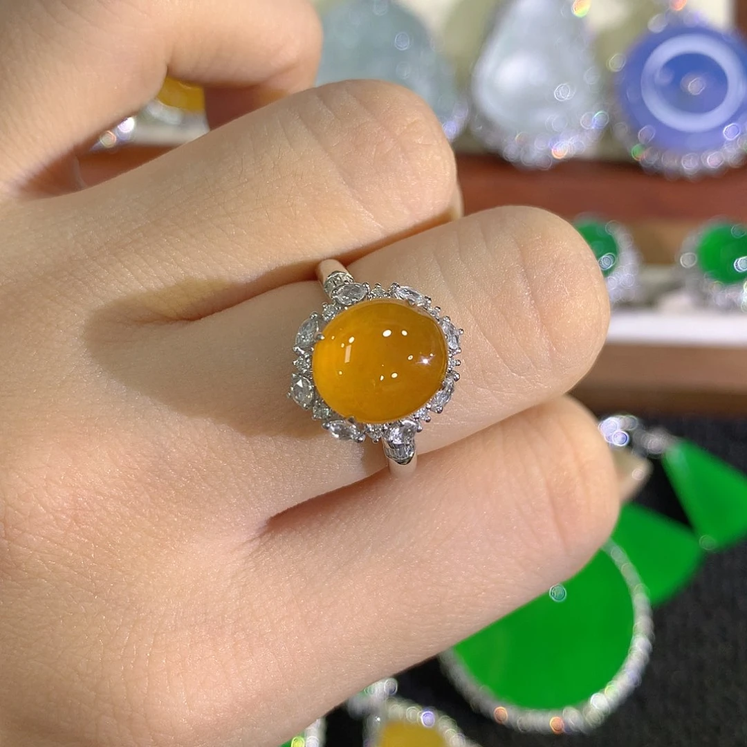 18K金镶嵌戒指翡翠蛋面