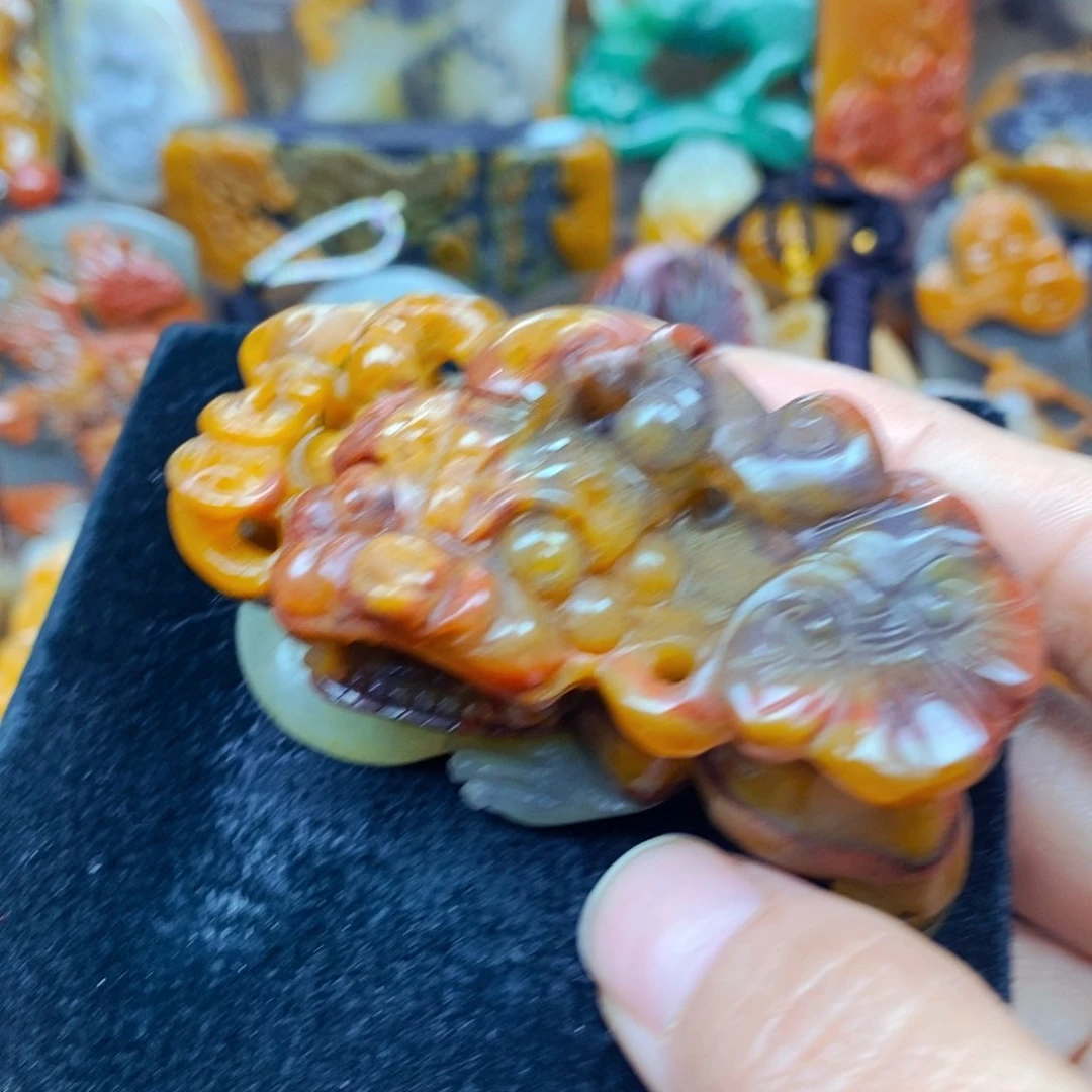 未镶嵌石英质玉（黄龙玉）颈饰