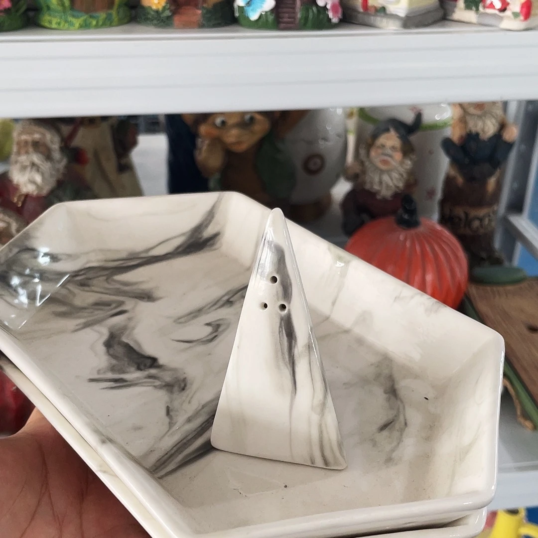 摆件洛**孩微瑕。