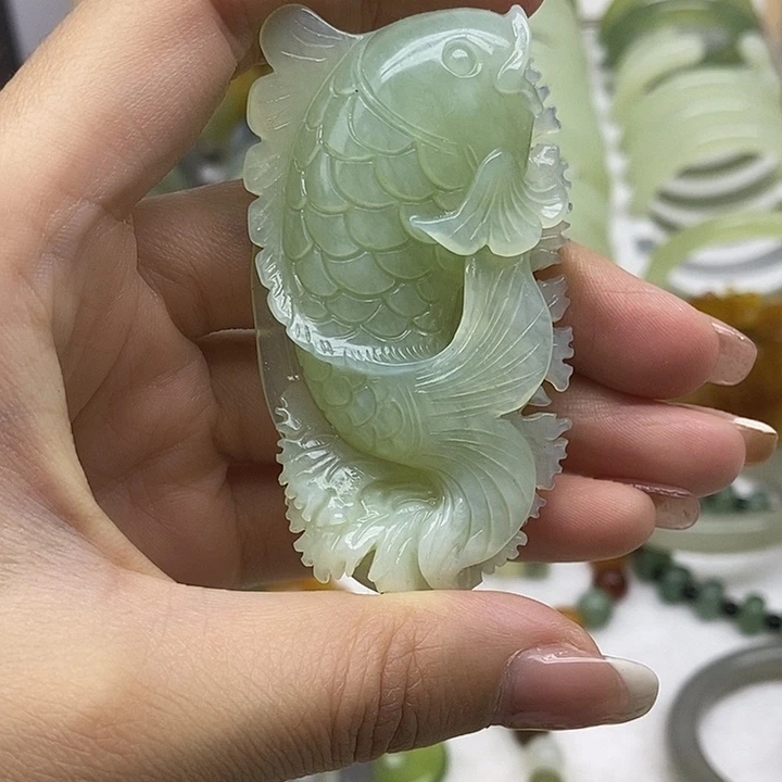 岫玉未镶嵌颈饰连年有余