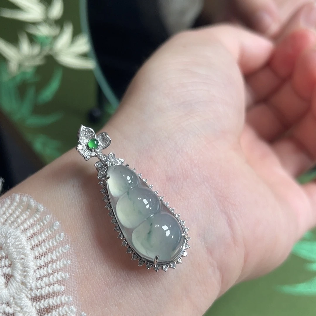 翡翠18K金镶嵌颈饰冰飘花福豆