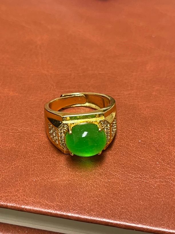 翠绿色戒指气质时尚