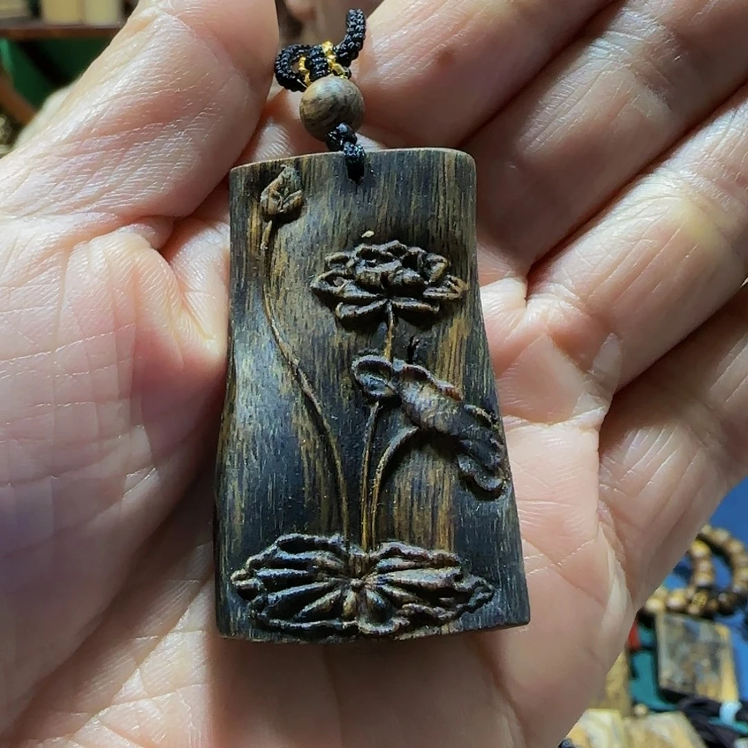 沉香吊坠海南绿奇张勺子老料雕刻荷花带绳7.5克