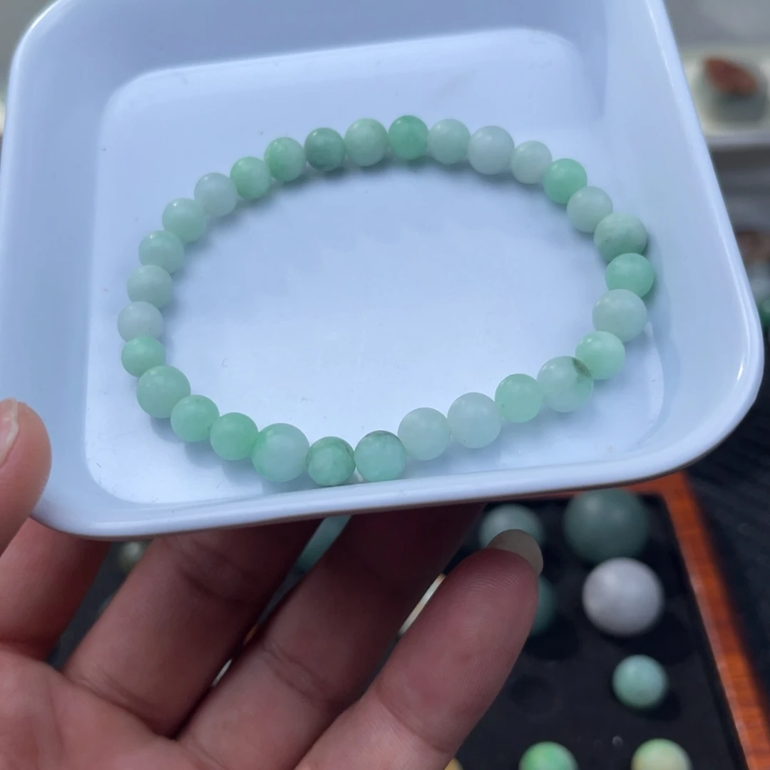 翡翠未镶嵌手串带底色。清爽珠子