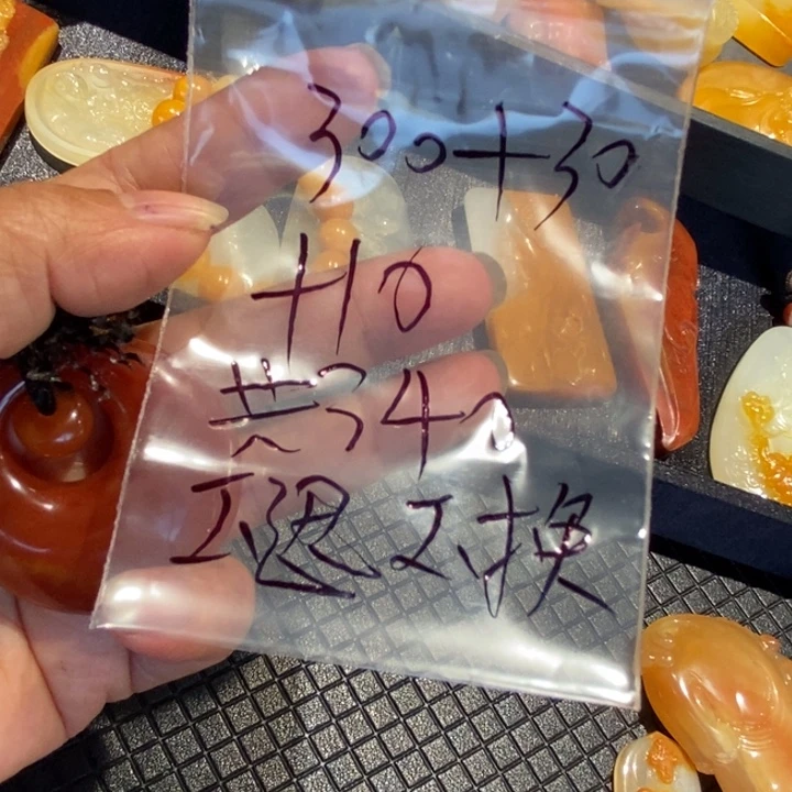 玉***彩石英质玉（黄龙玉）未镶嵌挂件