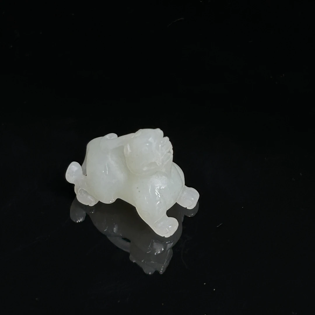 LOT.7/20世纪和田玉望天吼雕件/430603
