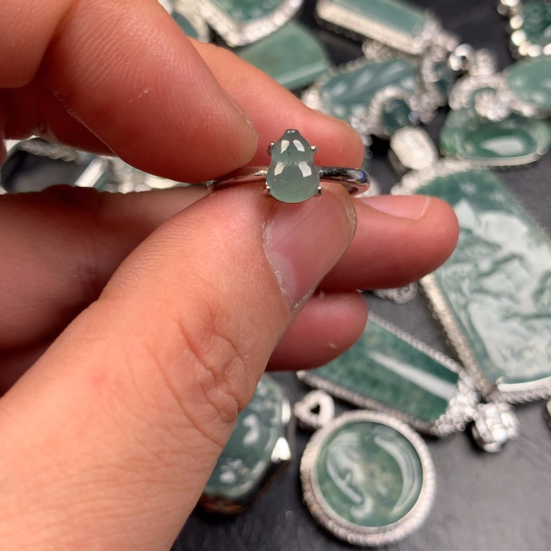 翡翠未镶嵌颈饰葫芦戒指